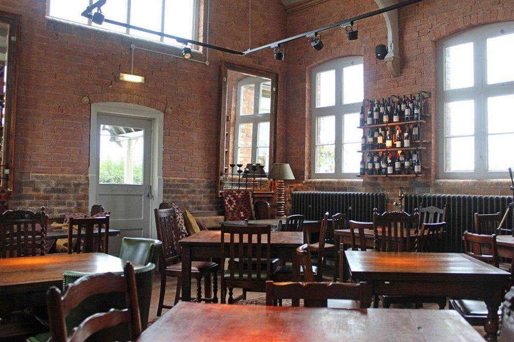فندق Wrenburyفي  The Cholmondeley Arms المظهر الخارجي الصورة